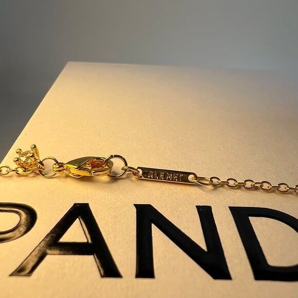 Pandora Golden Sparkling Bow Jewelry Set - Picture 4 of 6